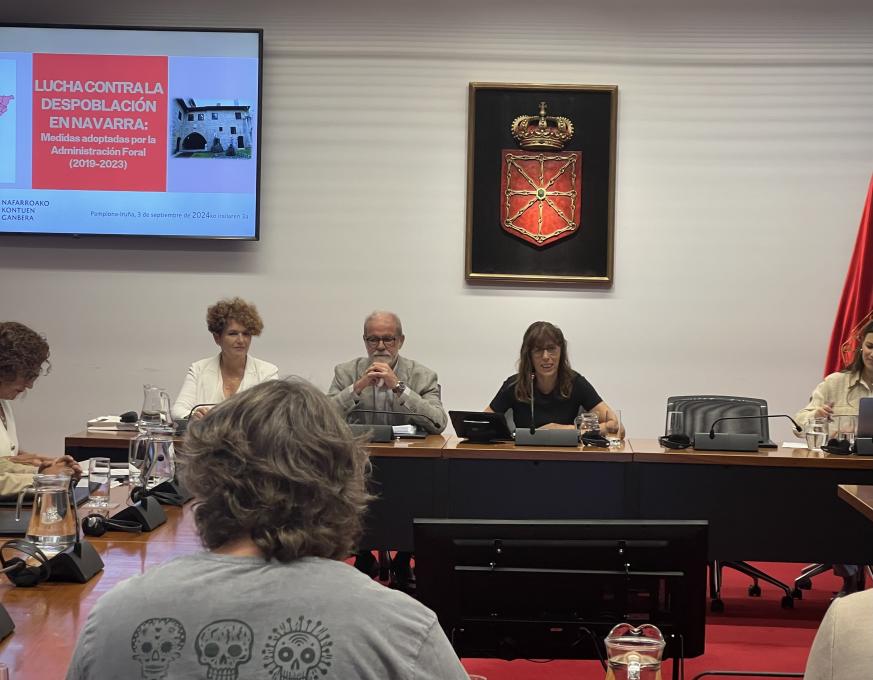 En la imagen, el presidente Ignacio Cabeza. A su derecha, la auditora Asun Olaechea, responsable del informe de la despoblación en Navarra.