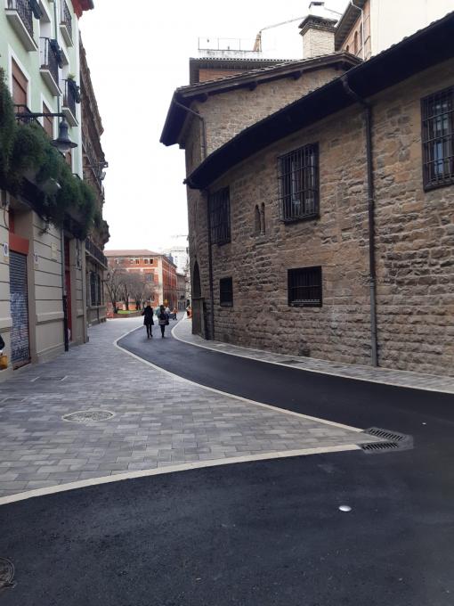 Imagen de la calle Ansoleaga con la nueva pavimentación.