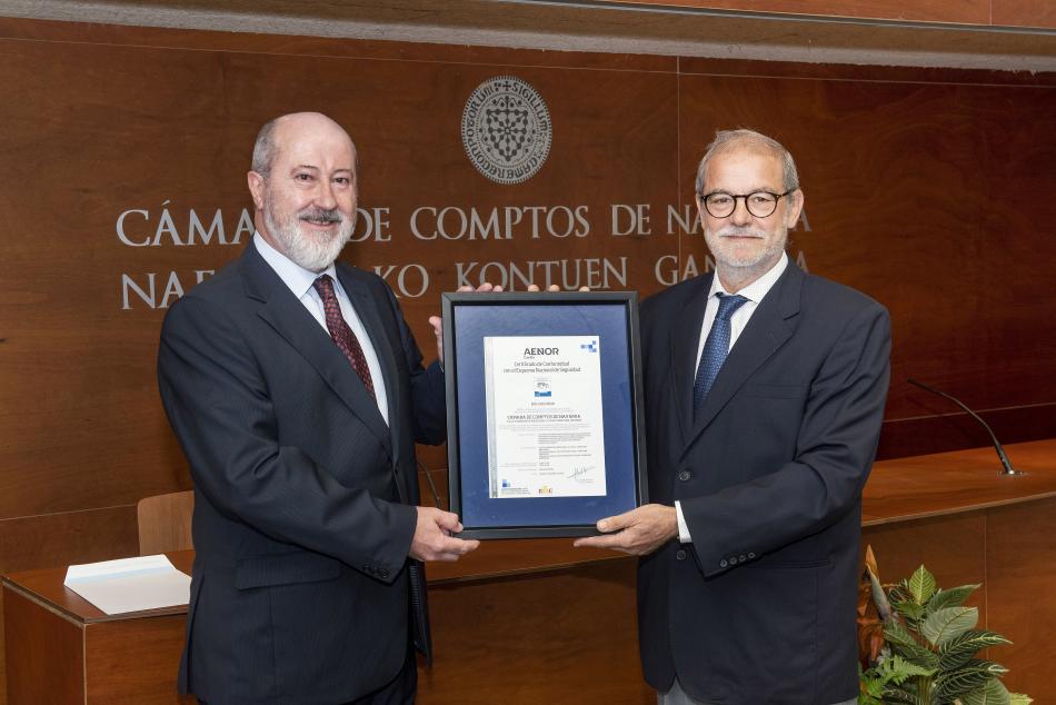 Emilio Flamarique, entregando el certificado a Ignacio Cabeza