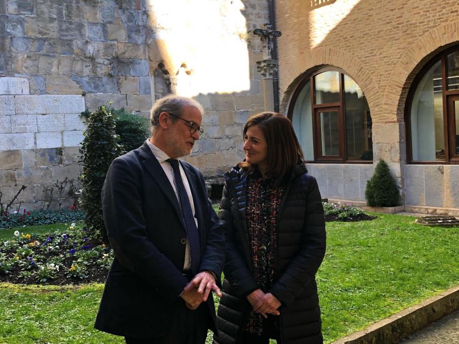 Ignacio Cabeza y Edurne Eginoa, en el patio de la Cámara de Comptos.