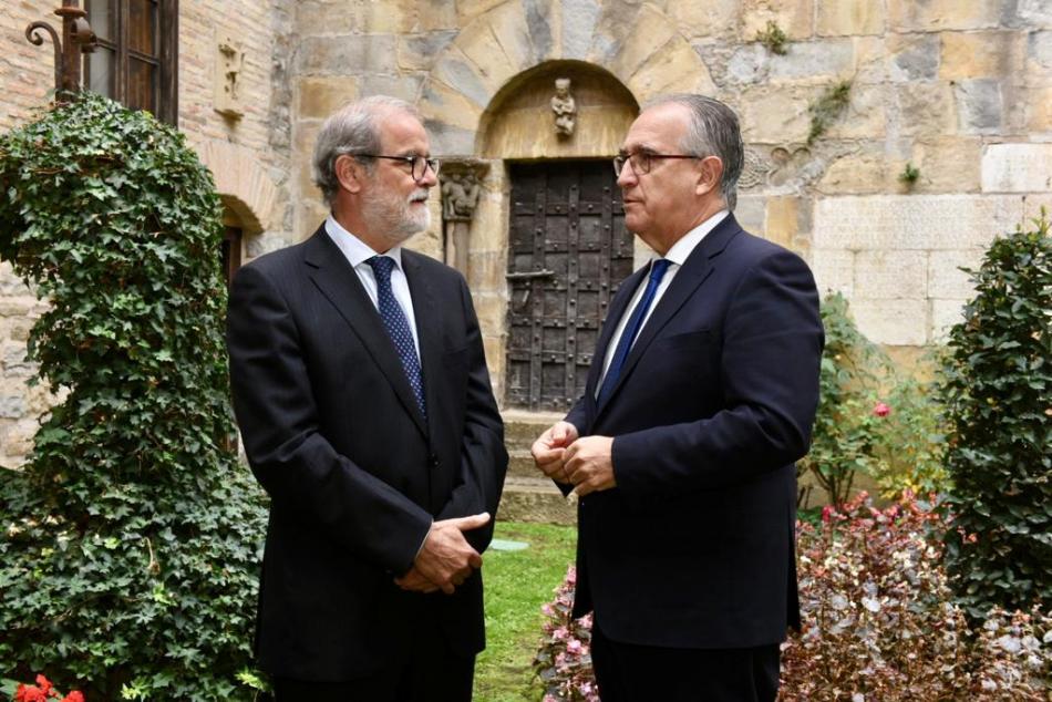 Ignacio Cabeza, presidente de la Cámara de Comptos, con el alcalde Enrique Maya.