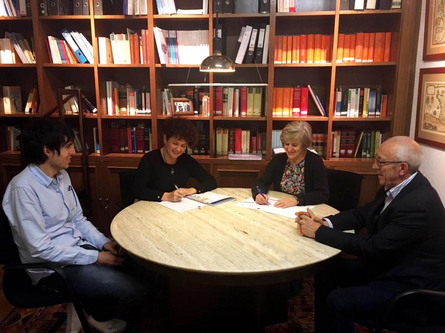 Firma del convenio con los representantes del IES Valle del Ebro.