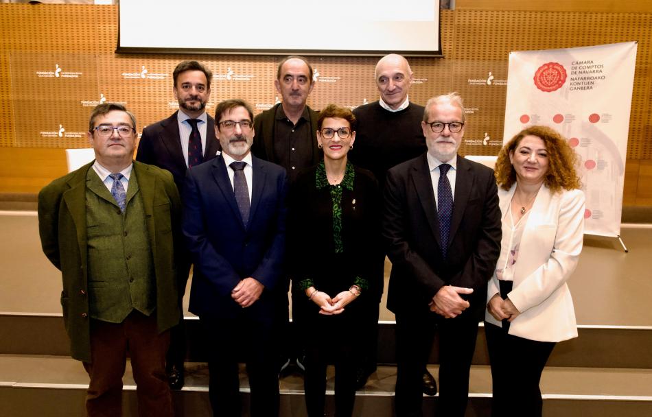 María Chivite e Ignacio Cabeza, con algunos de los ponentes de la jornada.