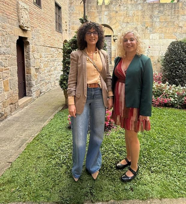 Beatriz Montero eta Vanessa González Kontuen Ganberako patioan.