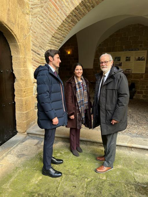 En la imagen, Enrique Amunátegui y Leonor Lois, con el presidente de la Cámara de Comptos Ignacio Cabeza.