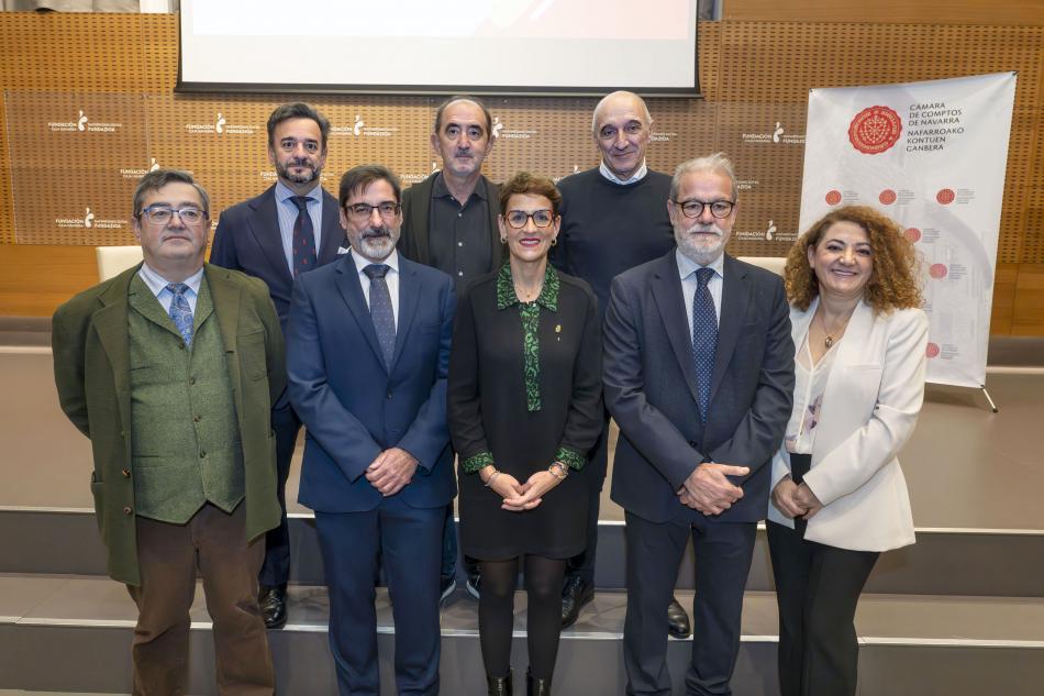 María Chivite e Ignacio Cabeza, con algunos de los ponentes de la jornada.