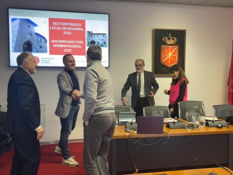 El auditor Javier Marticorena y el presidente Ignacio Cabeza, antes de comenzar la comparecencia. 