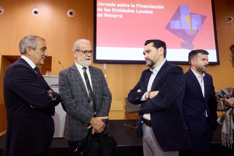 Ignacio Cabeza, antes de iniciarse la jornada, con el consejero de Cohesión Territorial Óscar Chivite y el director general Jesús María Rodríguez.
