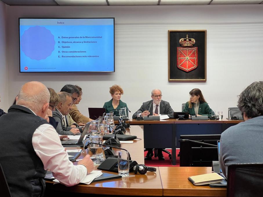 En la imagen, el presidente Ignacio Cabeza. A su izquierda, la auditora Asun Olaechea, responsable del informe sobre la Mancomunidad de Residuos de Irati.