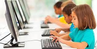 Un grupo de escolares, utilizando ordenador en el aula.