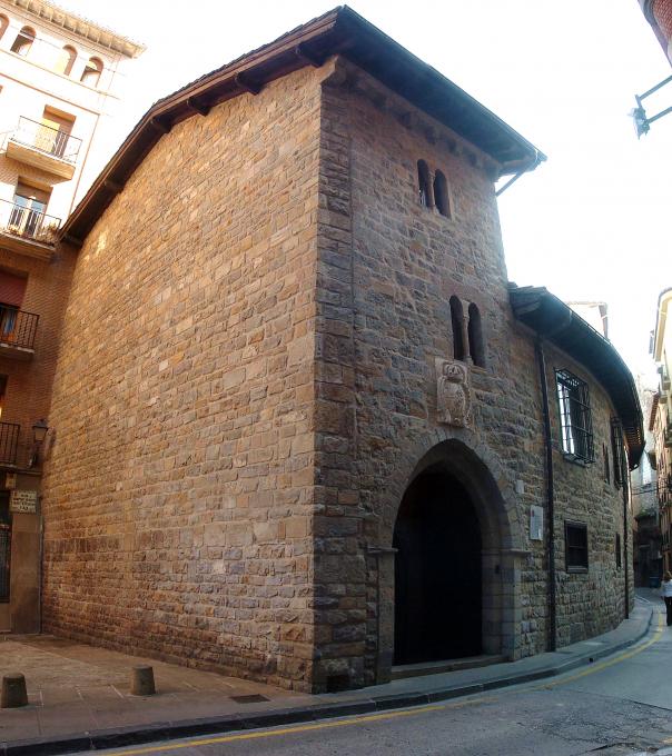 Fachada de la Cámara de Comptos, edificio del siglo XIII.