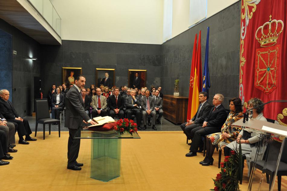 El presidente de la Cámara de Comptos ha tomado posesión de su cargo en un acto institucional celebrado en el Parlamento de Navarra