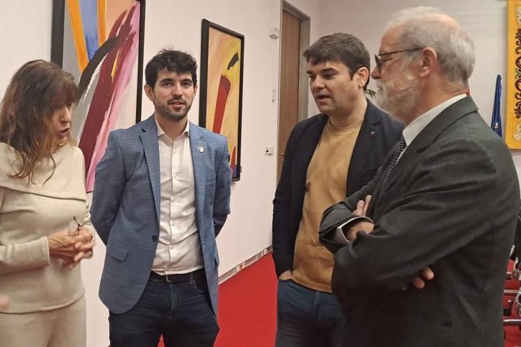 Ignacio Cabeza, hablando con algunos parlamentarios antes de comenzar la reunión de la Mesa y Junta de Portavoces.