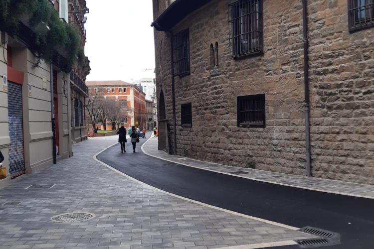 Imagen de la calle Ansoleaga con la nueva pavimentación.