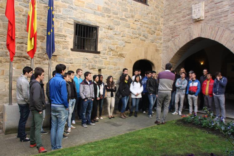 Un grupo del ciclo superior de Administración y Finanzas de Donapea, en la Cámara de Comptos