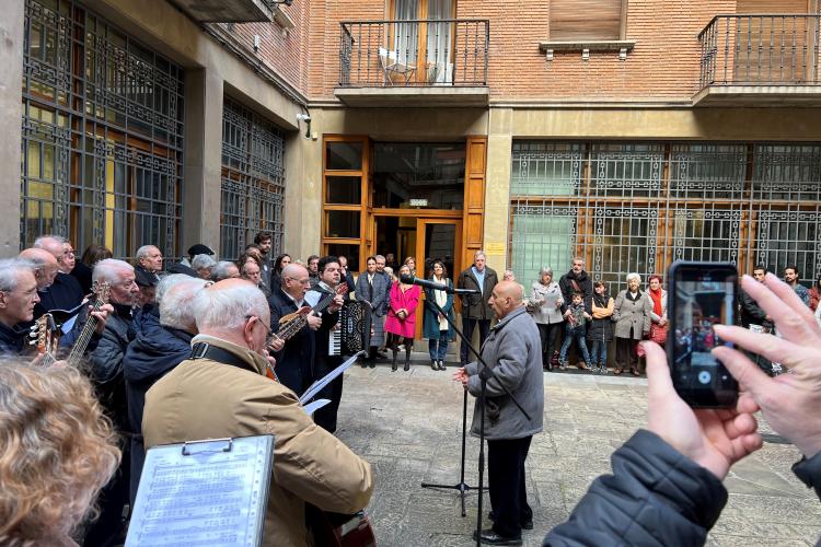 Homenaje a Enrique Los Arcos en la plaza de Comptos Reales.