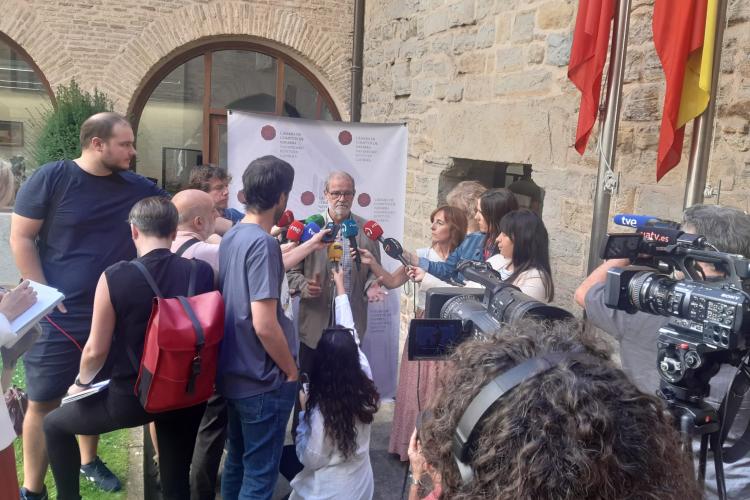 Ignacio Cabeza, hablando con los periodistas este mediodía.