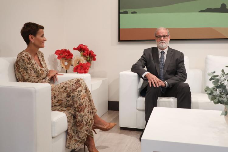 María Chivite e Ignacio Cabeza antes de comenzar la reunión de esta mañana.