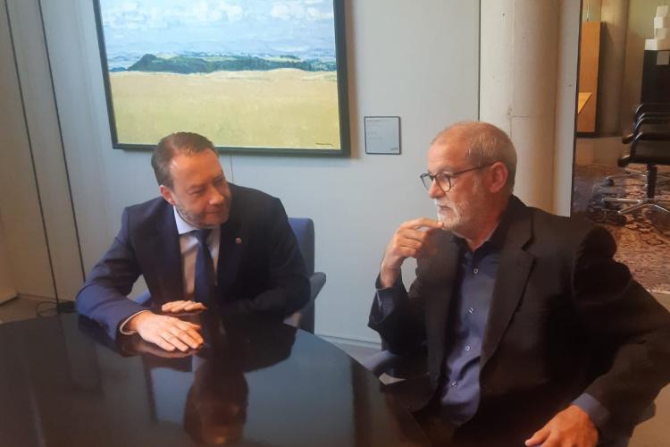 El rector de la UPNA e Ignacio Cabeza en la reunión de esta mañana.