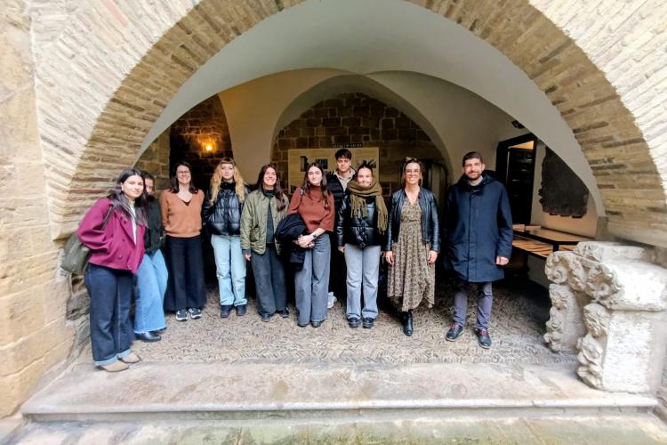 Grupo de estudiantes de Derecho de la UPNA, en el patio de la Cámara de Comptos.