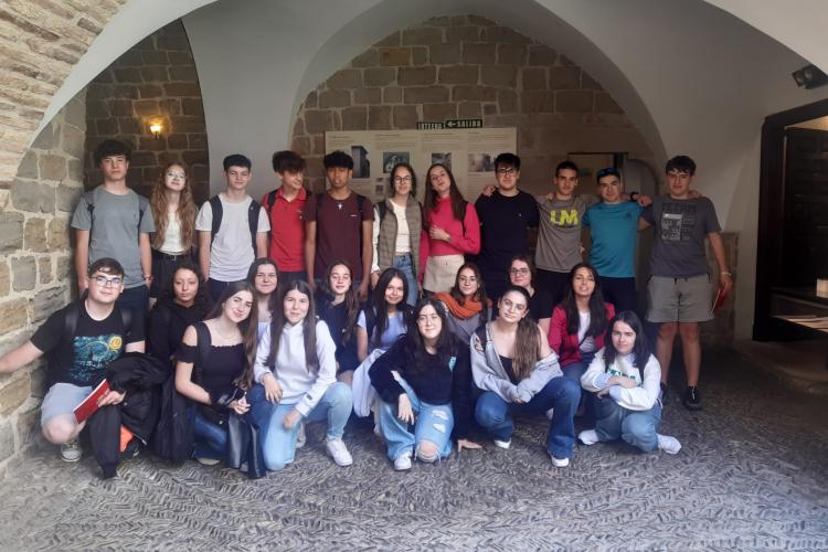 El grupo del Instituto Navarro Villoslada, posando en el patio interior de nuestra sede.