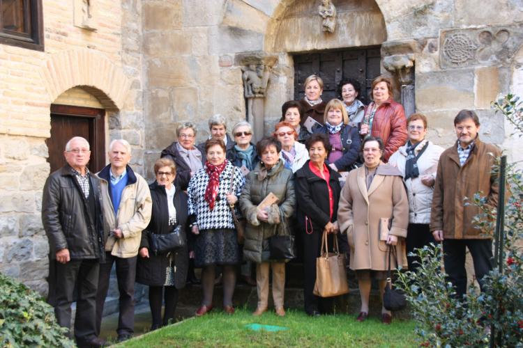 Un grupo de la Asociación Padre Ciriano, de Pamplona, en la Cámara de Comptos