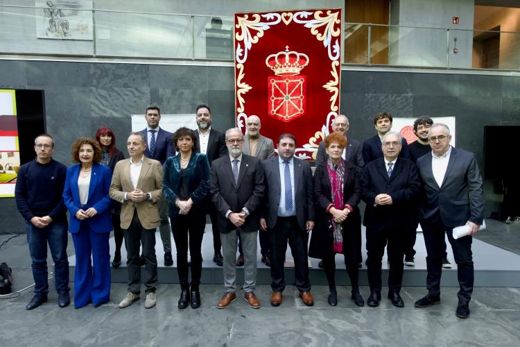 Unai Hualde e Ignacio Cabeza con los expresidentes de la Cámara de Comptos Patxi Tuñón y Asun Olaechea y representantes de los grupos parlamentarios.