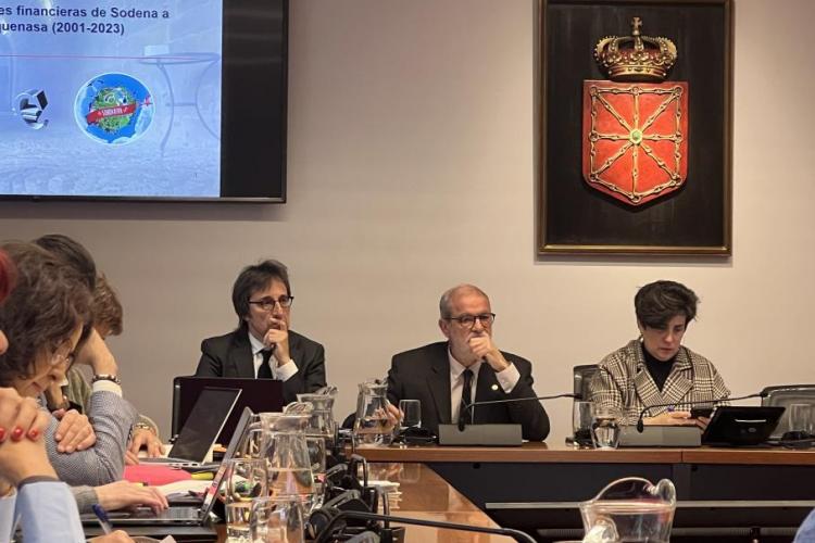 Ignacio Cabeza y, a su derecha, el auditor Miguel Ángel Aurrecoechea.