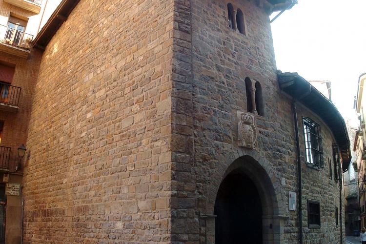 Fachada de la Cámara de Comptos, edificio del siglo XIII.
