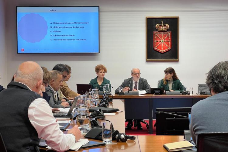 En la imagen, el presidente Ignacio Cabeza. A su izquierda, la auditora Asun Olaechea, responsable del informe sobre la Mancomunidad de Residuos de Irati.