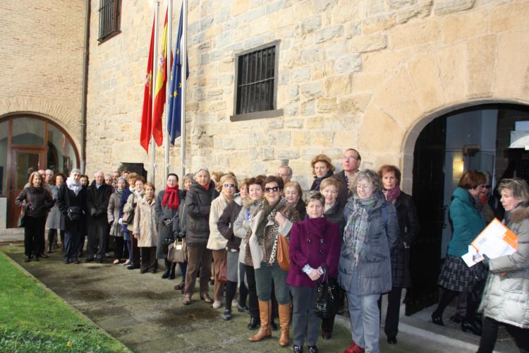 Un grupo del Ateneo Navarra, de visita en la Cámara de Comptos