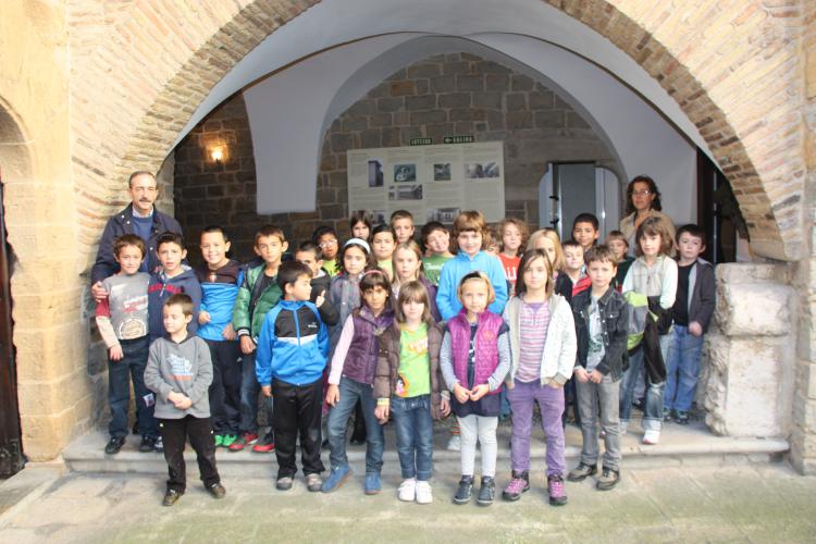 Niños y niñas de 7 años de las Escuelas de San Francisco, de visita en la Cámara de Comptos
