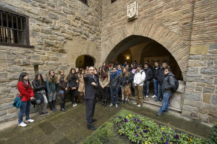 Un grupo de estudiantes de Derecho de la UPNA visita la Cámara de Comptos